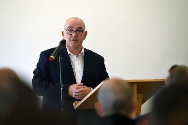Cllr Gibson delivering a speech at the summit